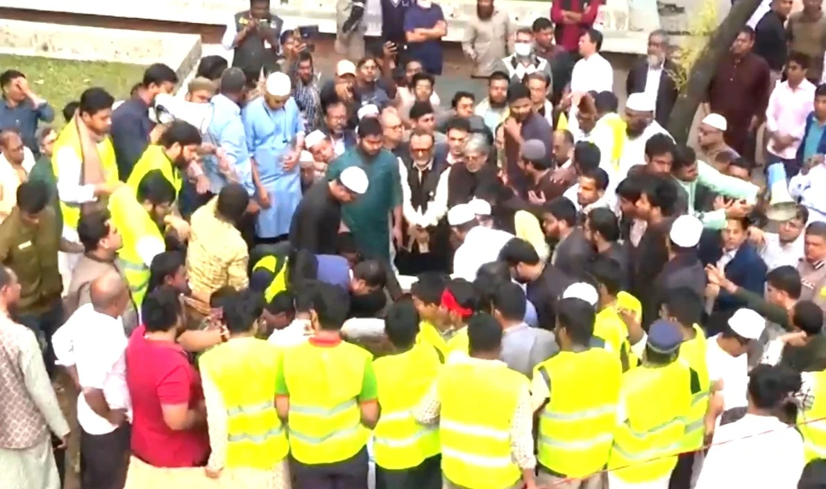 শহীদ ওসমান হাদির দাফন সম্পন্ন